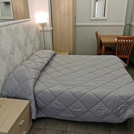 Bed And Breakfast Piramide Rome Bagian luar foto