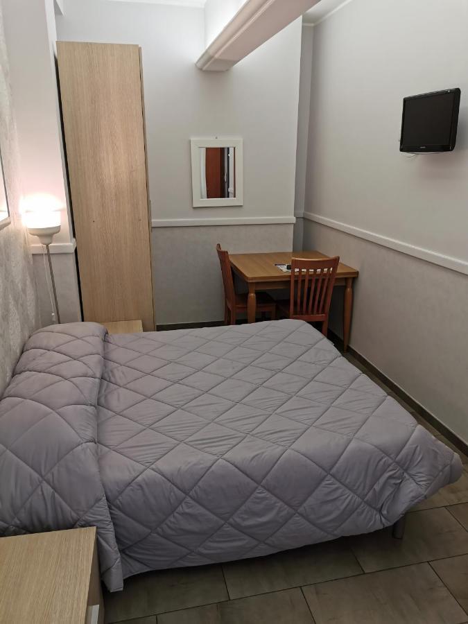 Bed And Breakfast Piramide Rome Bagian luar foto