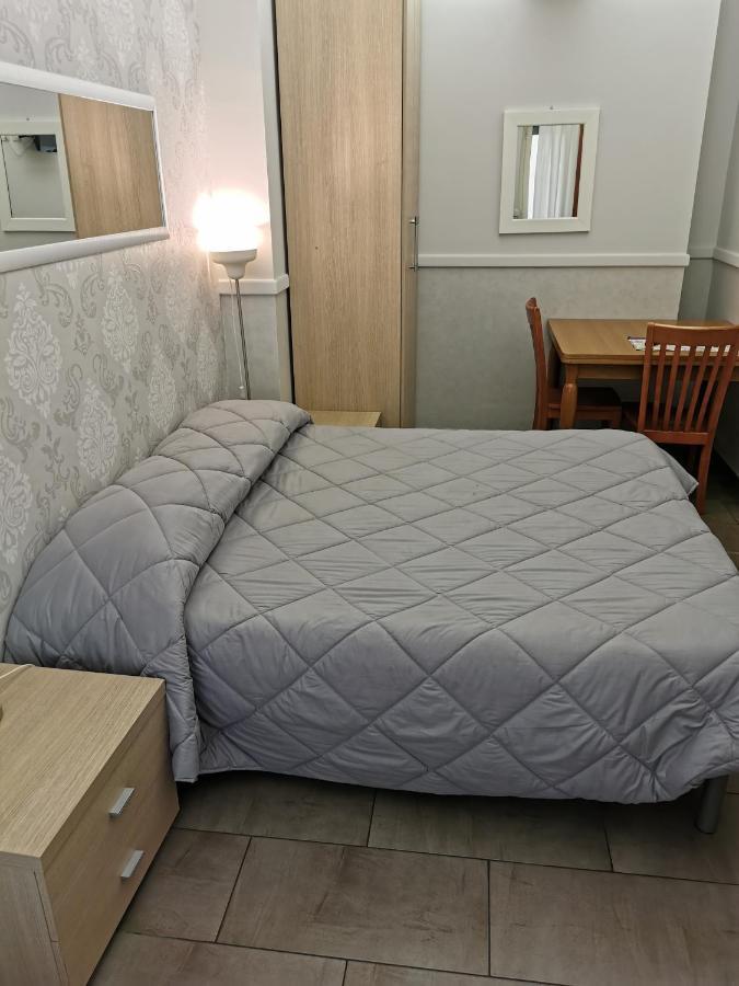 Bed And Breakfast Piramide Rome Bagian luar foto